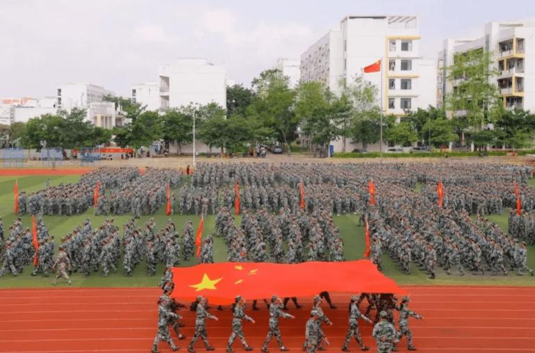 高校回应军训期间喝烟灰水,广东学生军训逼疯教官
