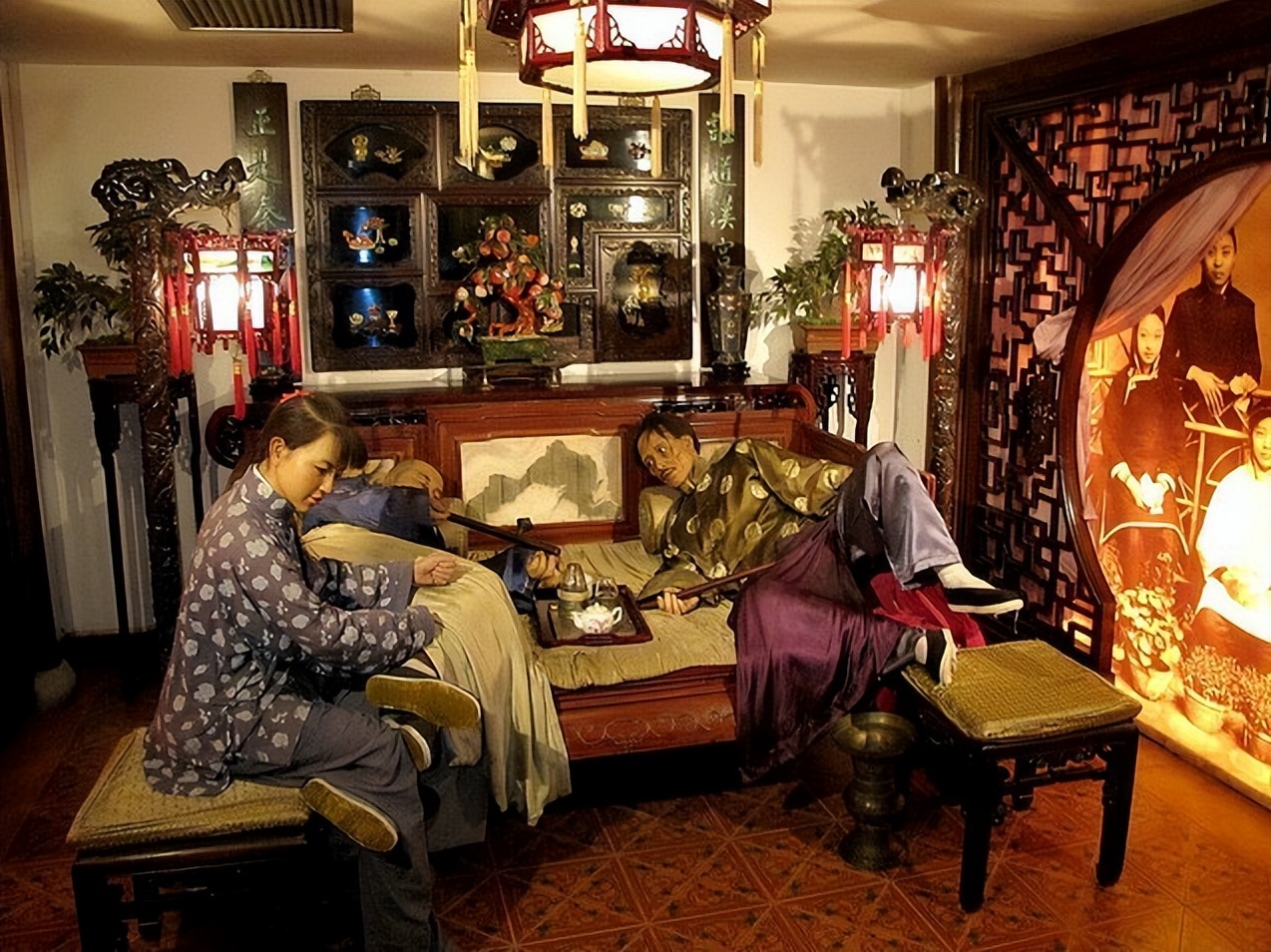 晚清*片鸦**危害:男子瘦骨嶙峋女子媚态百出,任人摆布!可悲可叹!