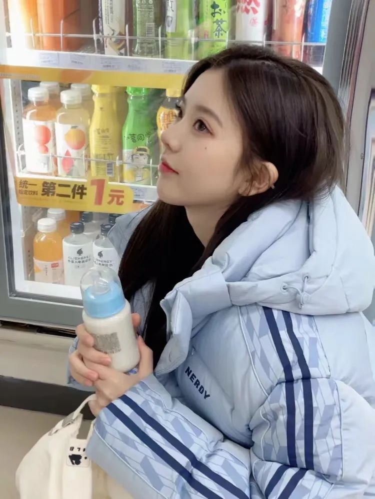 白色长款羽绒服韩系裙子穿搭,今年流行穿搭羽绒服加什么靴子