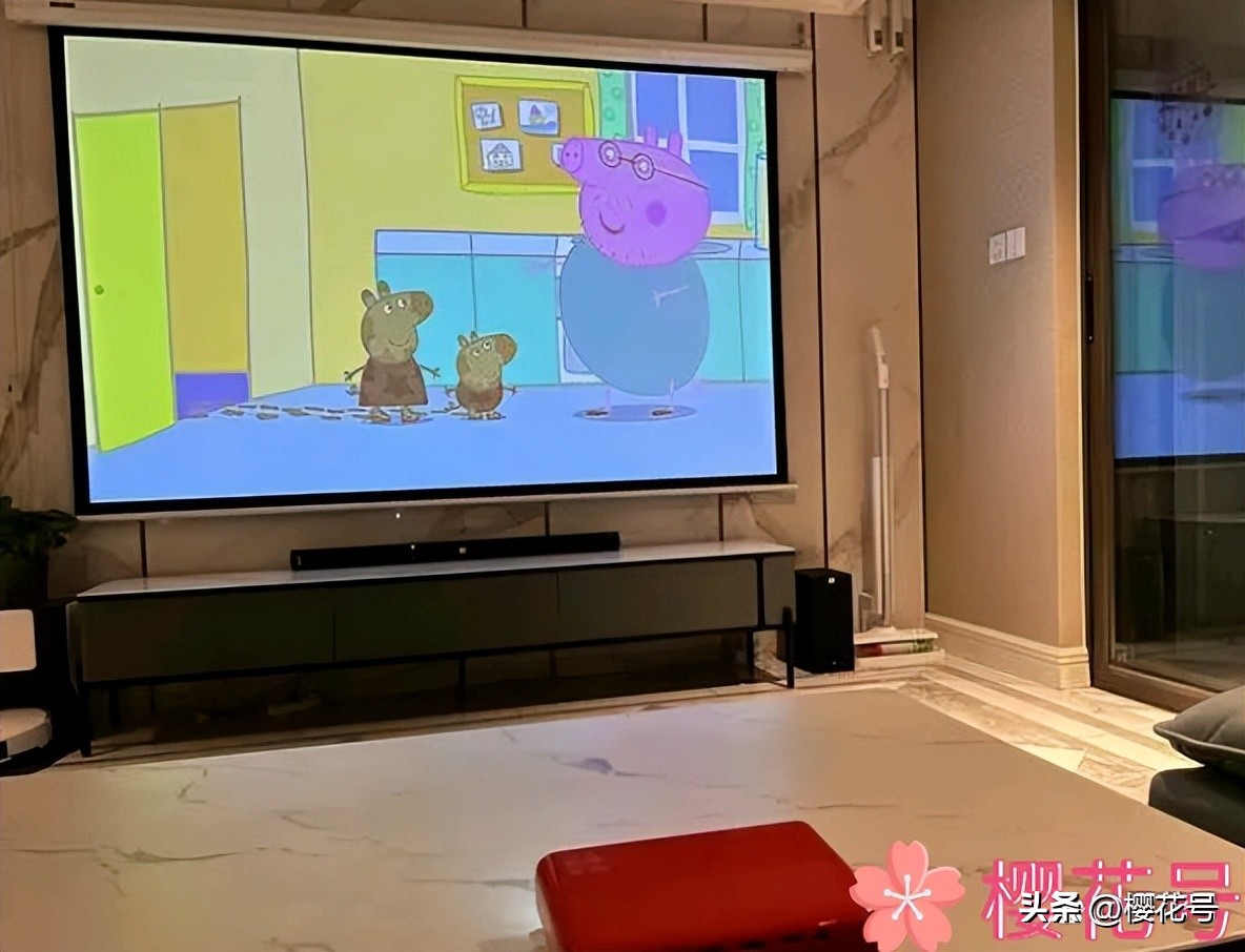 天猫精灵投影仪小红盒pro户外投屏,2023天猫小红盒pro投影仪测评