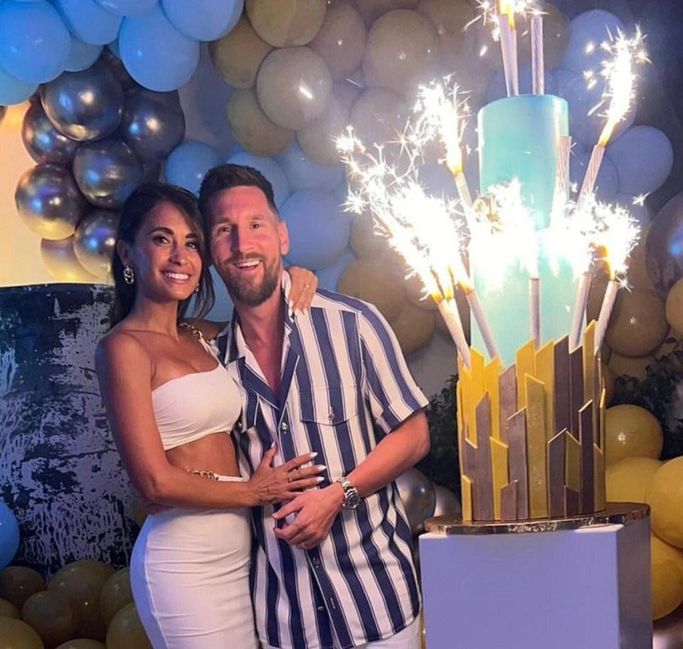 梅西和他的老婆赛后坐领奖台,梅西夺冠和妻子拥抱