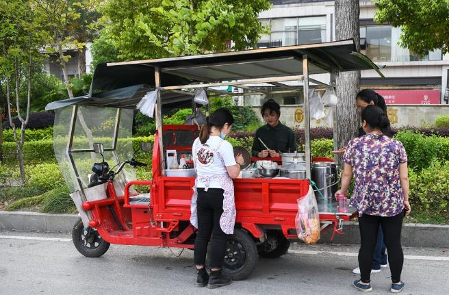 重庆空姐趁假期卖小吃,因颜值走红,每天收入1千元比上班赚得多