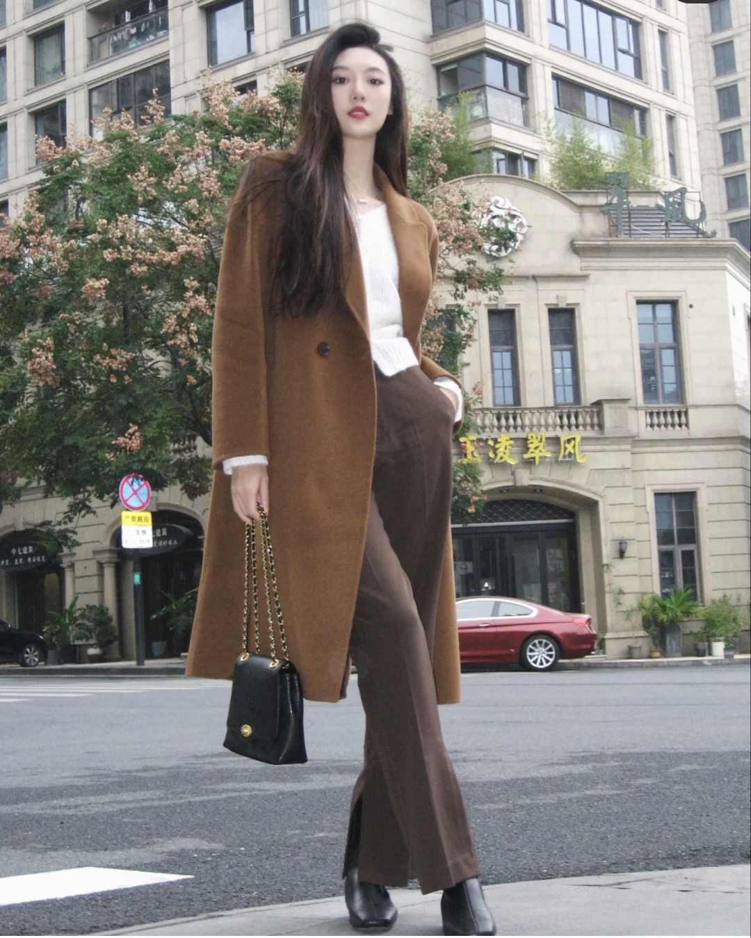 棕色的鞋子棕色大衣怎么搭配衣服,棕色大衣的穿搭技巧