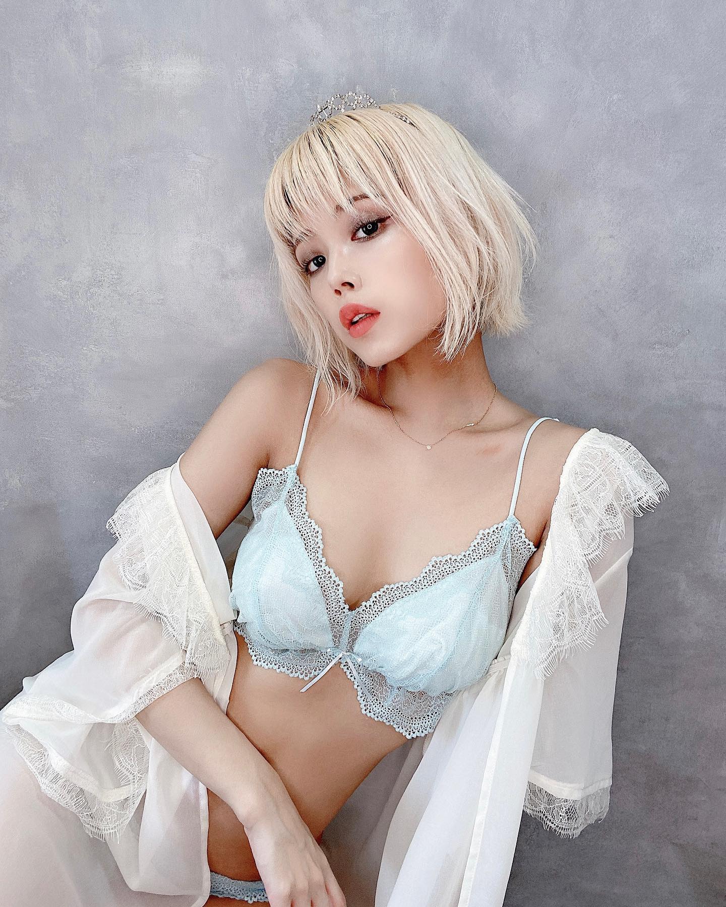 日本性感内衣模特ハナエ搔首弄姿魅惑迷人呢