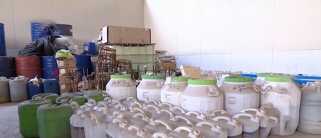 2018年湖北废弃养鸡场泥土变白,湖北养鸡场附近土呈白色