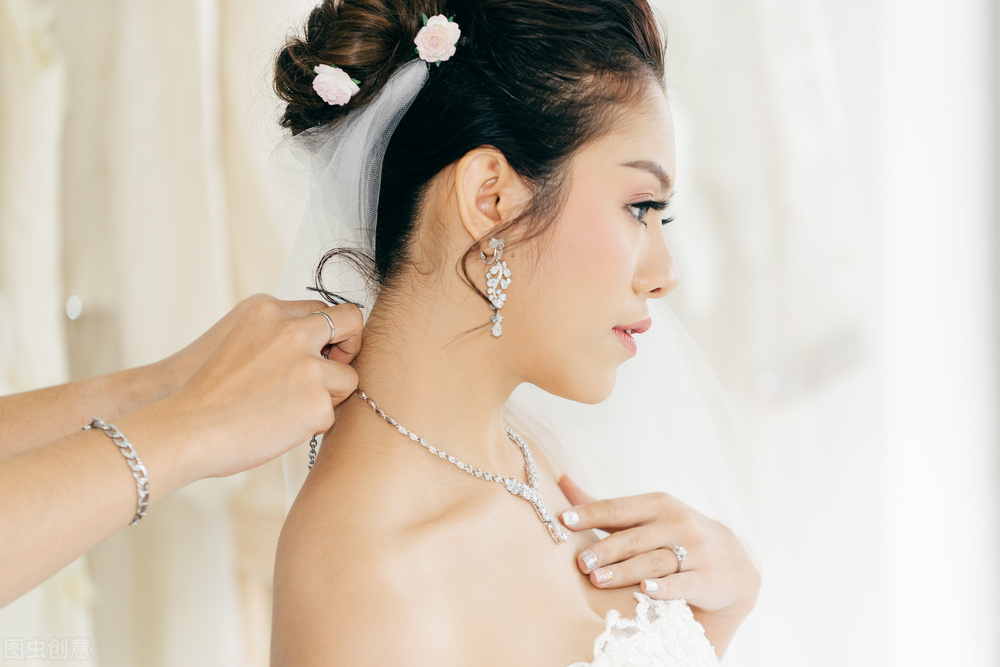 故事：生日那天，丈夫送条真假难辨的项链，挽救我3年婚姻危机