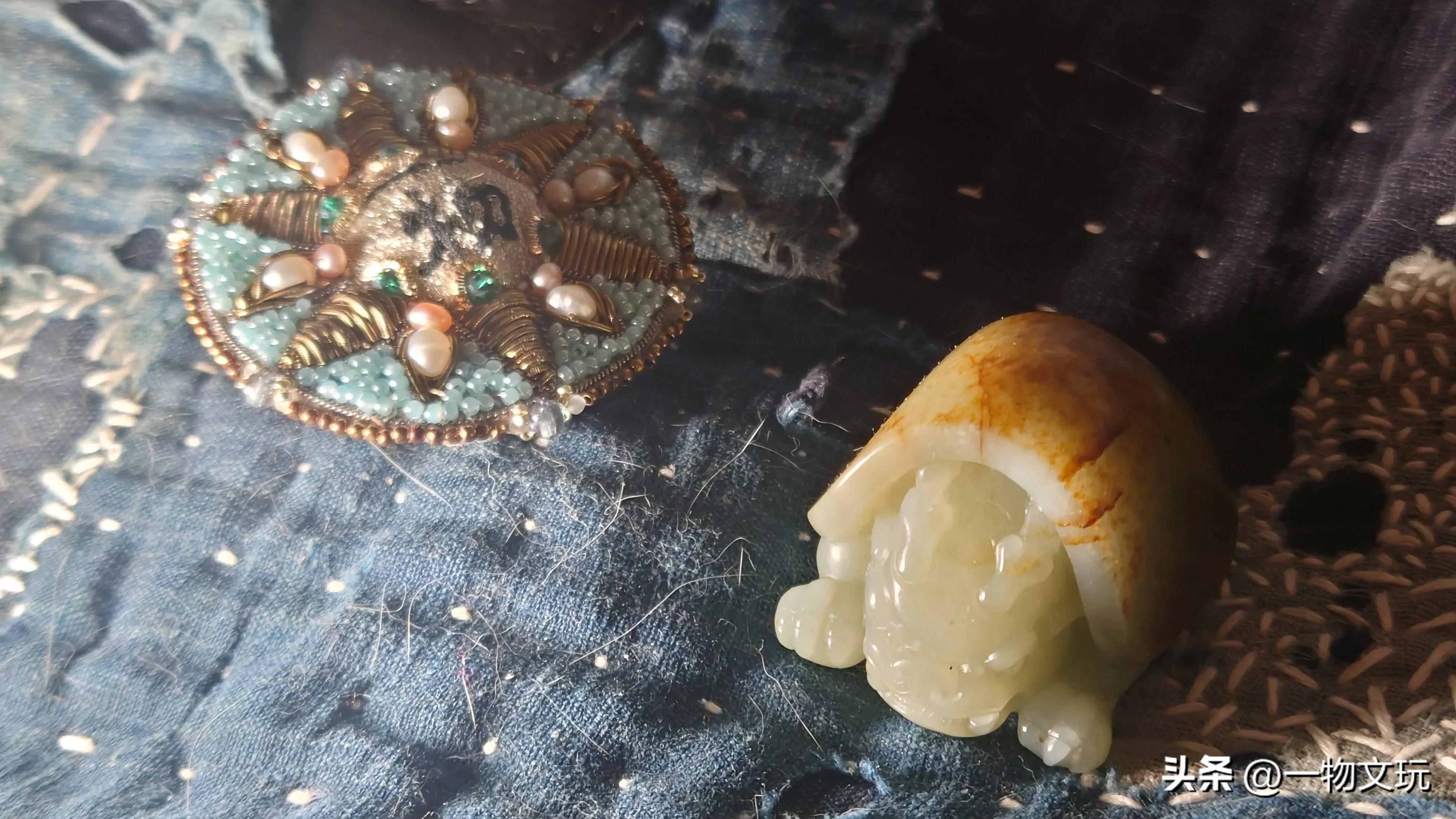 和田玉红绿混色真的假的,和田玉真假荧光对比