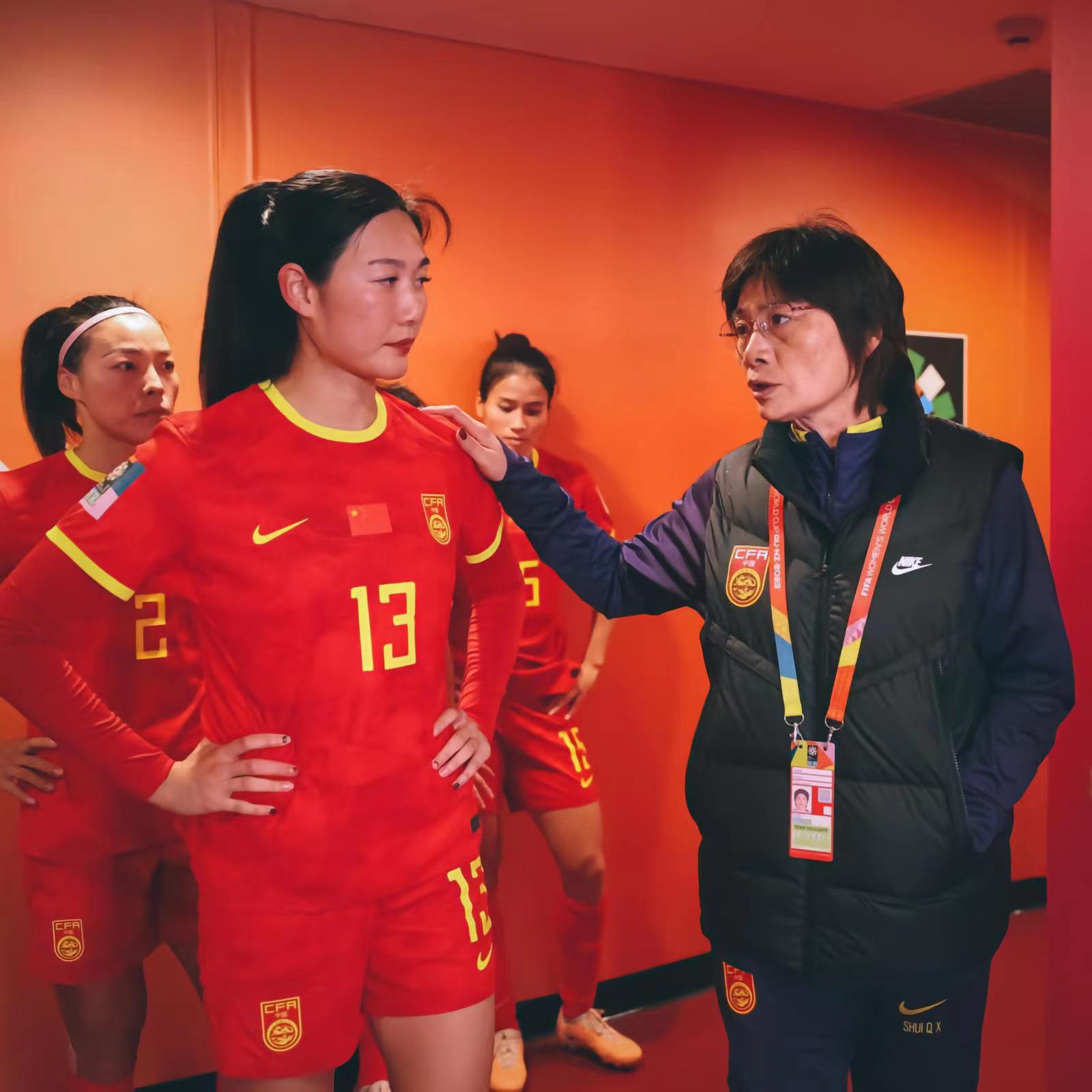 太美了！女足女神杨莉娜穿晚礼服亮相：杨莉娜被称为女足江疏影