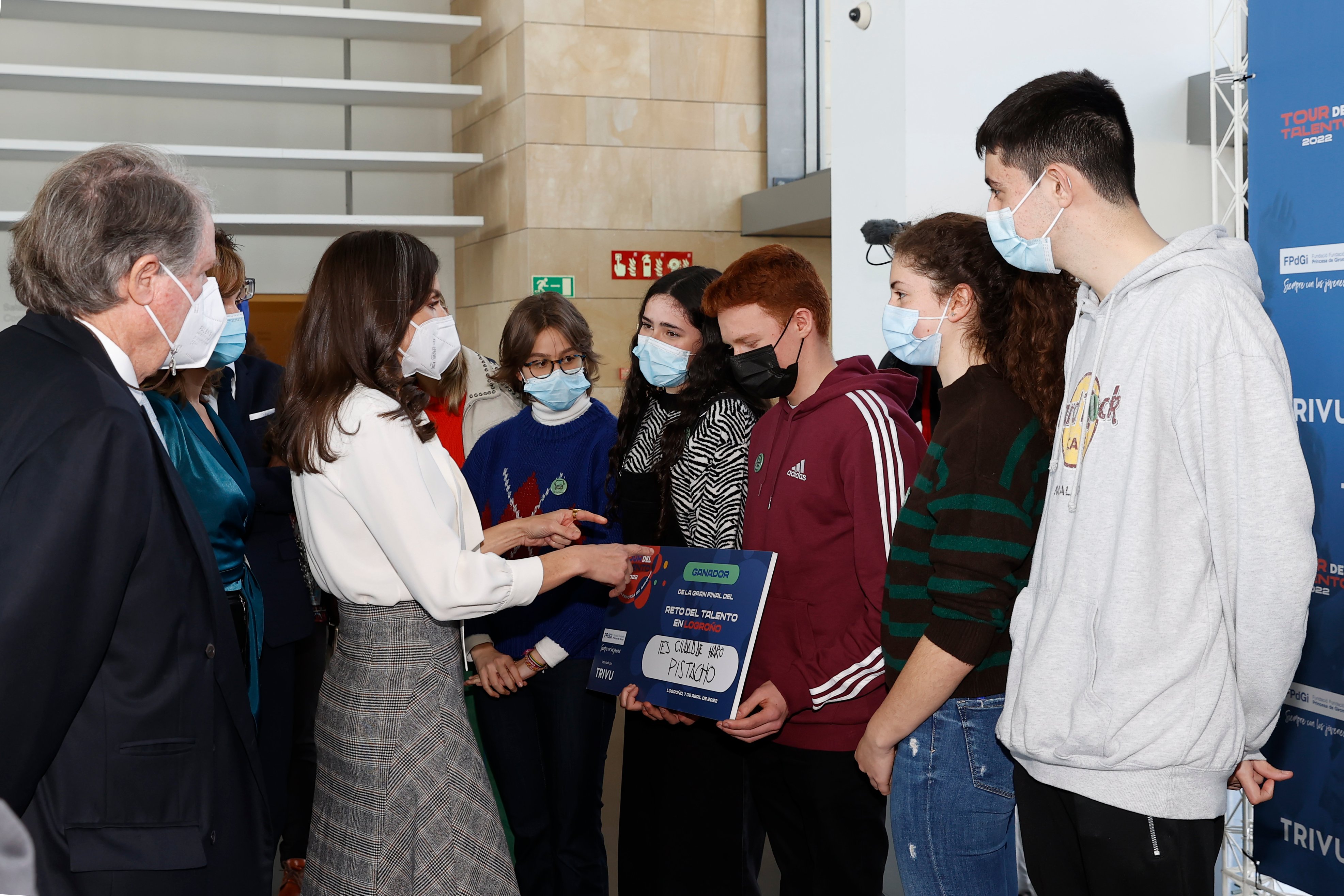 莱后六度垂青半身裙，不换思路换感觉，原来这就是“人穿衣”