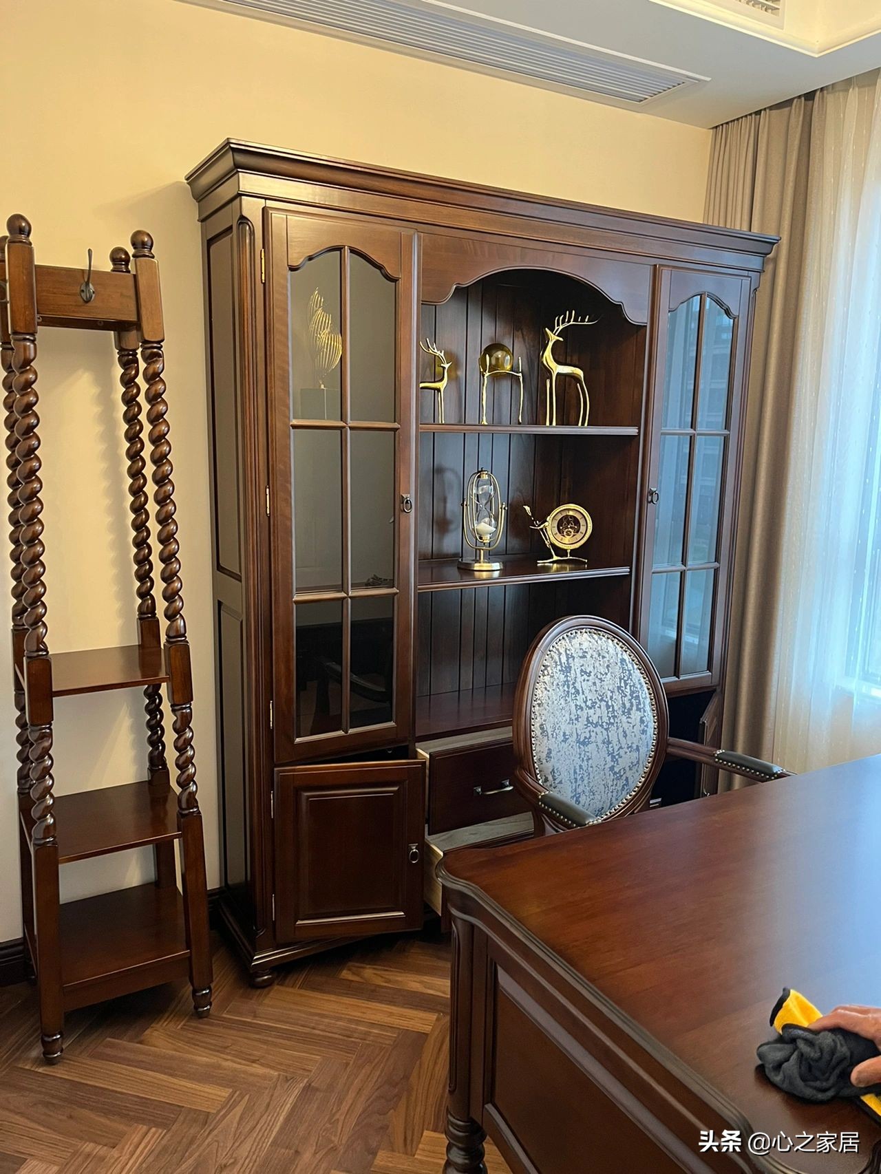 美式挑空栏杆装修效果图,美式装修风格过道全屋效果图