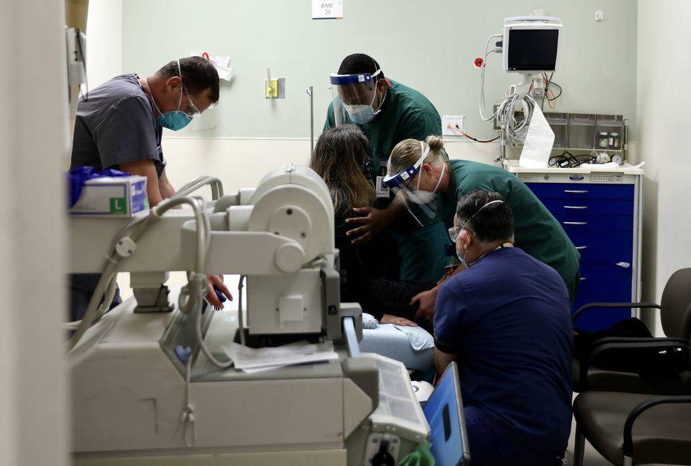 美国双胞胎姐妹同天生孩子 (美国姐妹同时生下双胞胎)