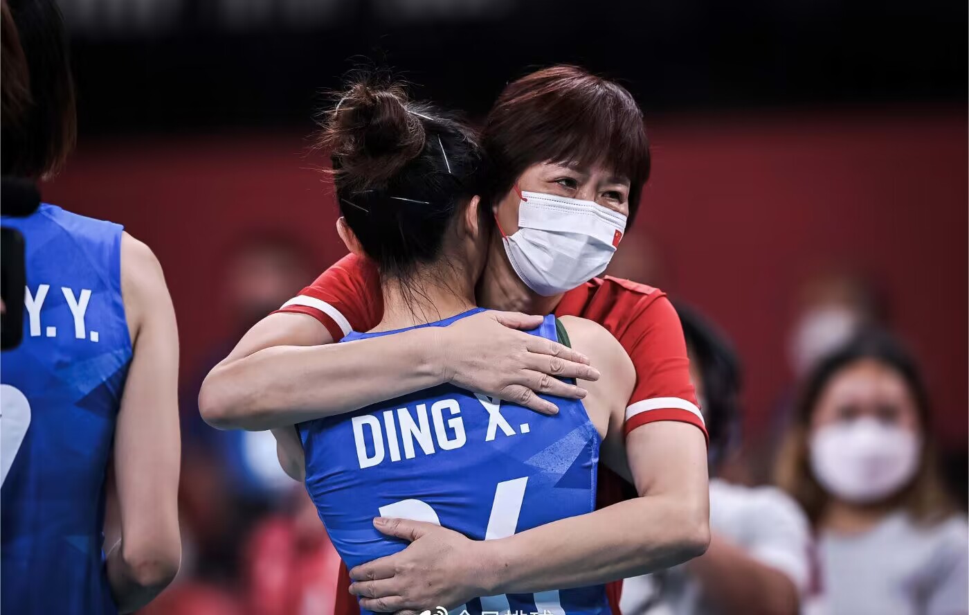 恭喜蔡斌！一样的队服不一样的阵容，中国女排迎来蓝色的胜利喜悦