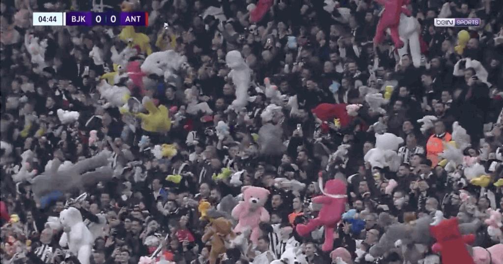 不是幻觉！土耳其球场下“泰廸熊雨”壮观场面为震灾儿童送暖打气