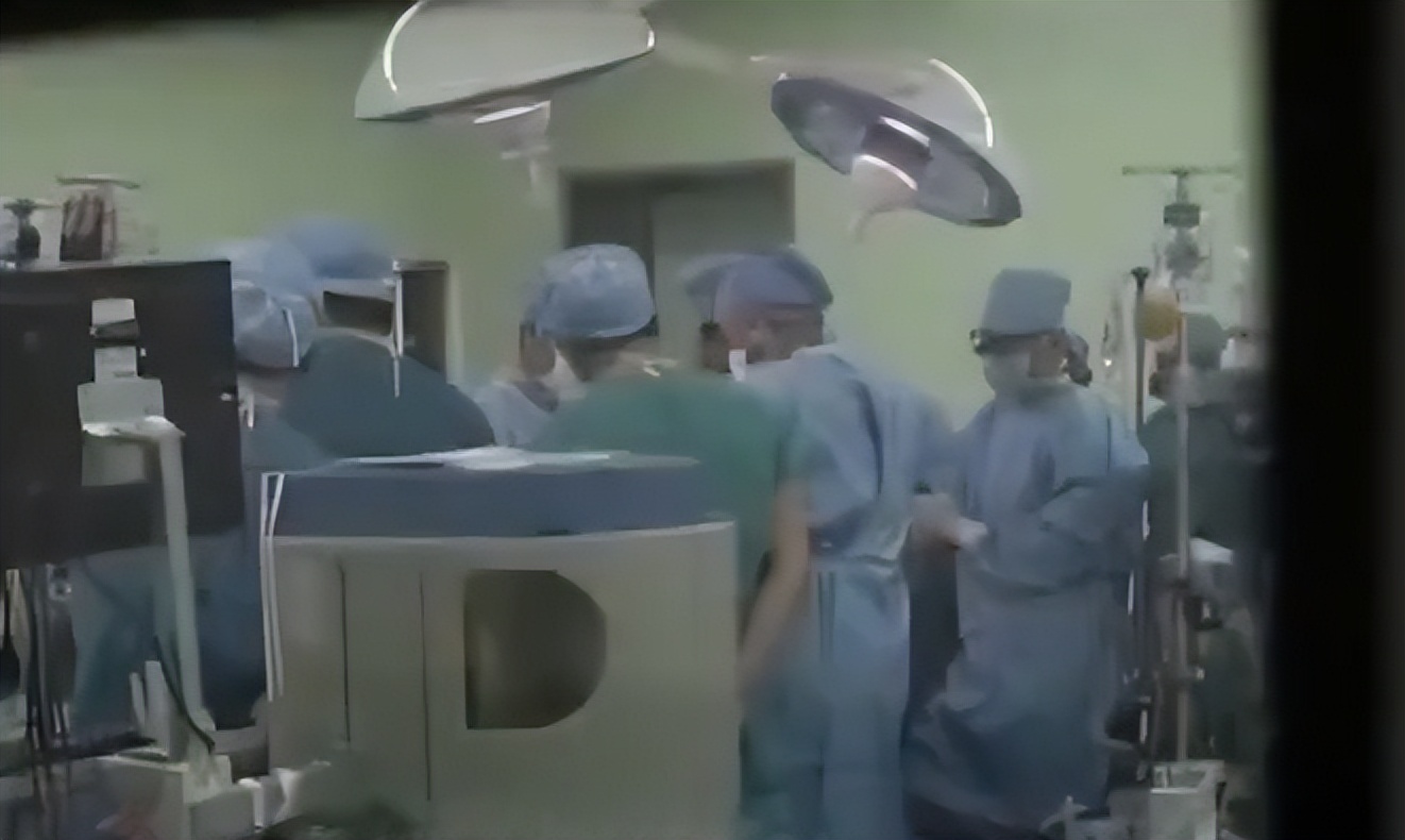 17岁男孩头痛被送进医院，医生一看X光片直接傻眼：没救了