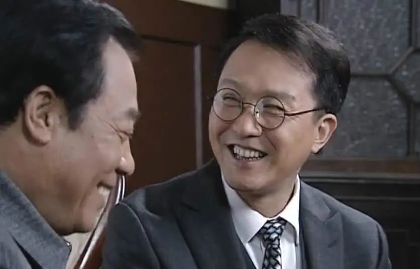 悬崖和潜伏谁拍得早,潜伏和悬崖哪部更经典