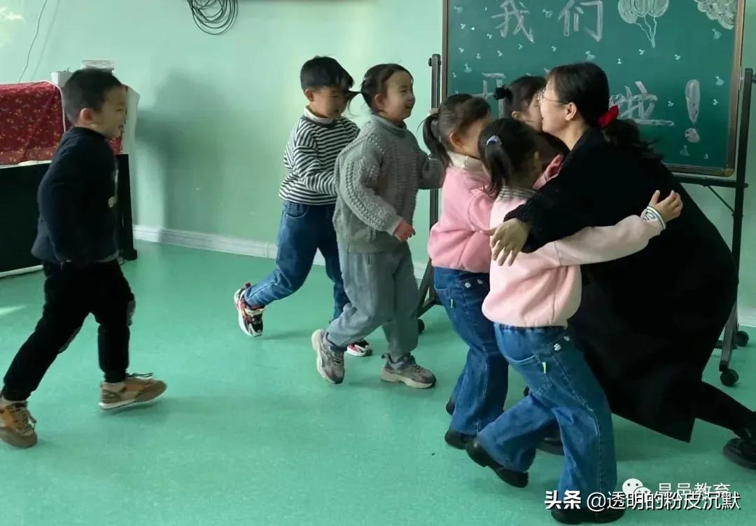 现在的小孩都成精了玩手机,现在的小孩都成精了这么聪明的吗