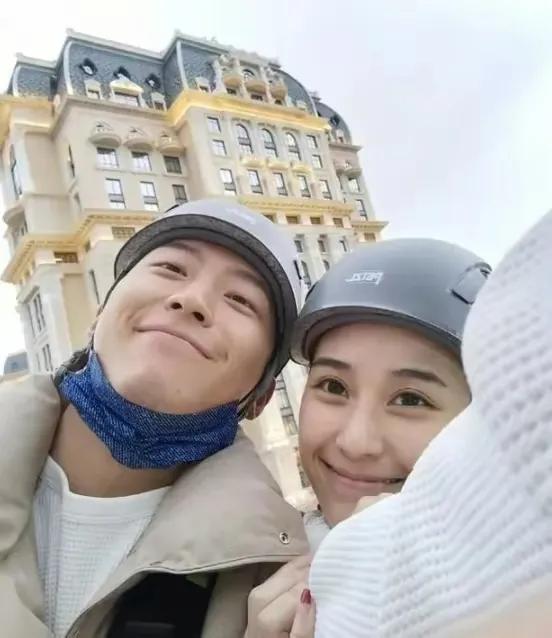 窦骁何超莲晒甜蜜合照,窦骁何超莲婚后首次同框
