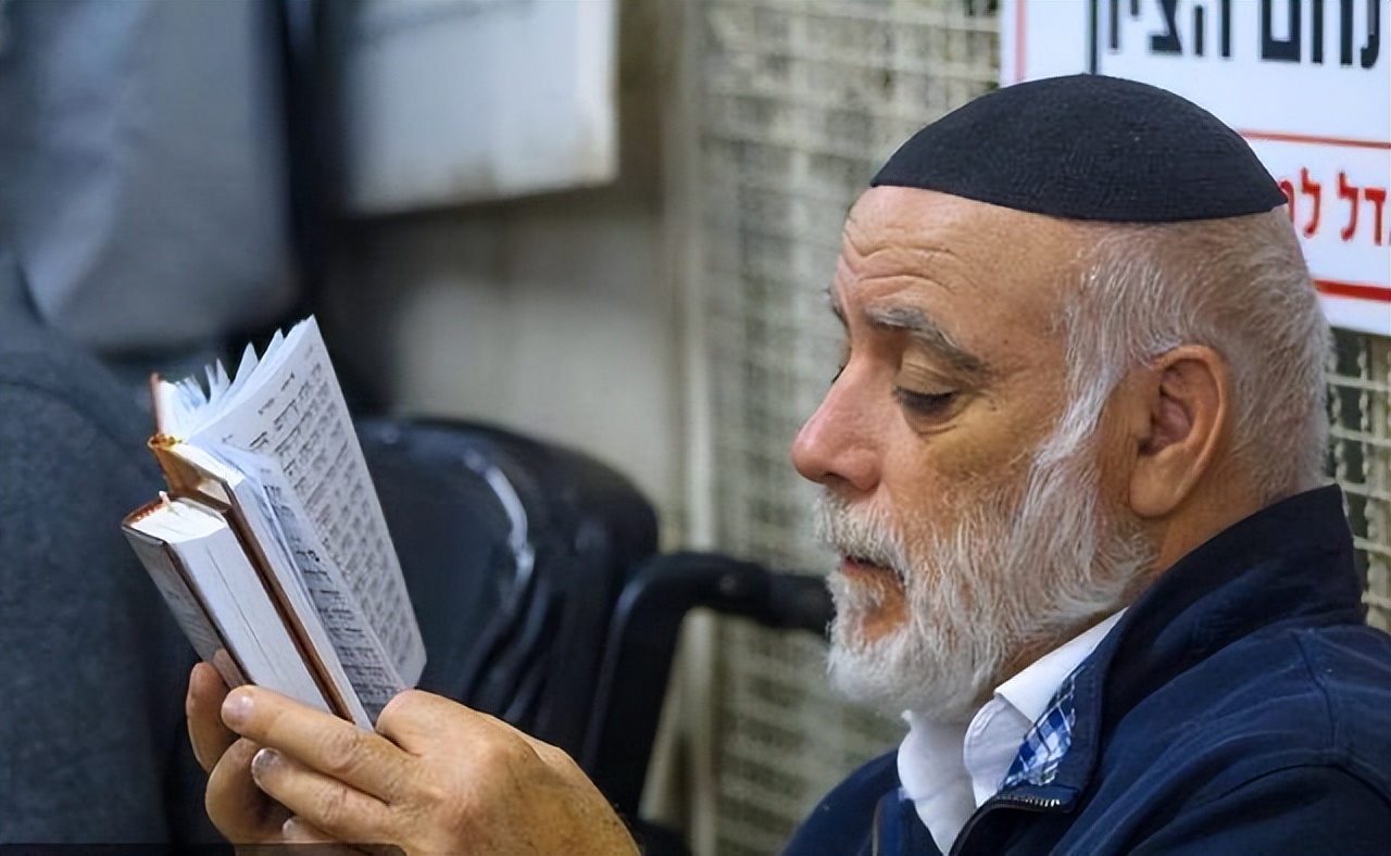 当你负债累累连亲戚都瞧不上你时,当你负债累累被人瞧不起时手绘