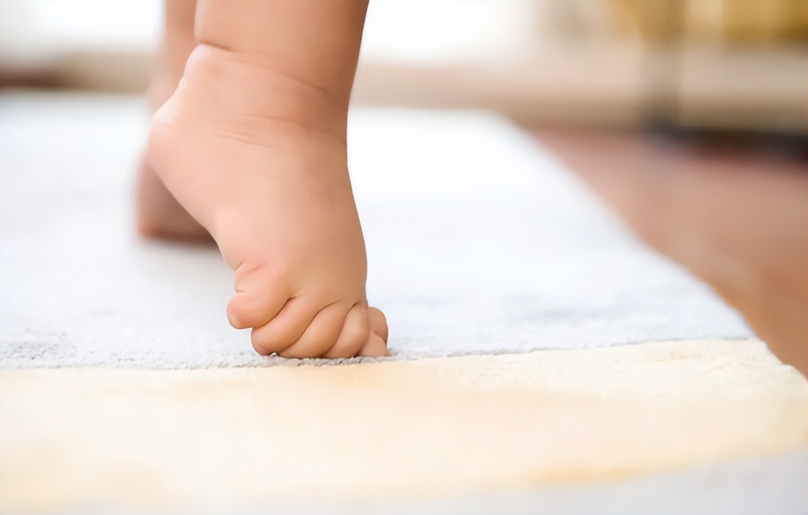 如何度过宝宝烦躁的出牙期,宝宝第一次出牙期间会烦躁哭闹