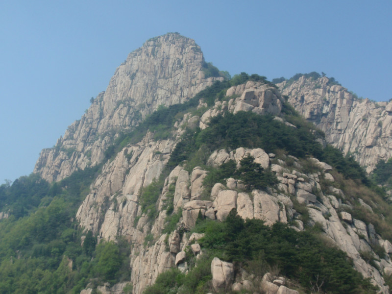 泰山扇子崖西边是傲来峰吗,泰山西麓