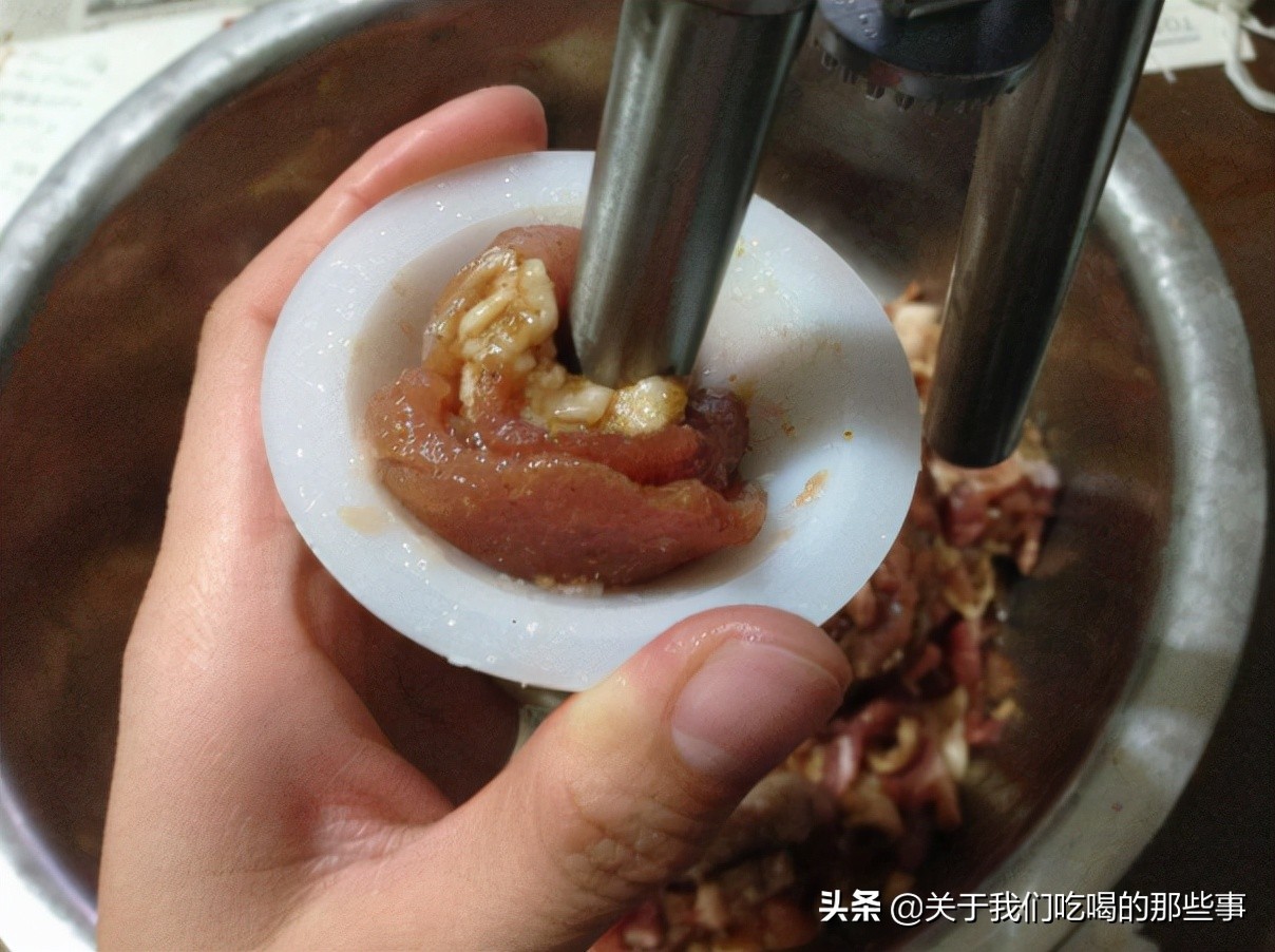 自己家里腌制的香肠发霉了怎么办,香肠灌好直接放冰箱风干好吗