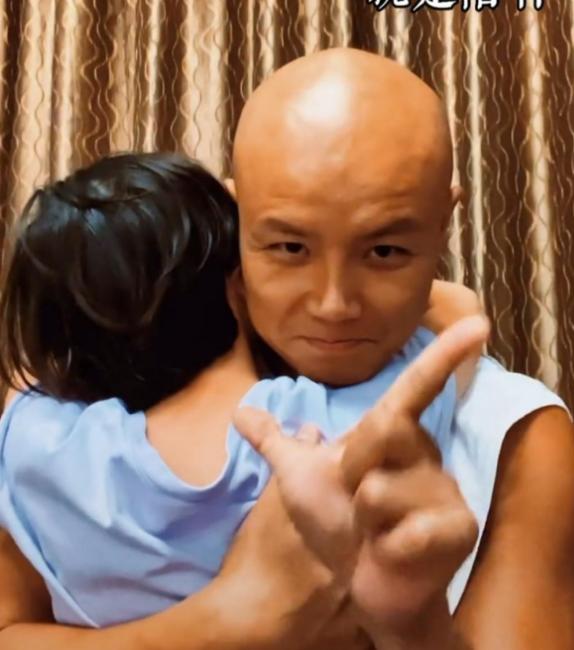 父女之间亲嘴的危害,父女亲脸拥抱违法吗