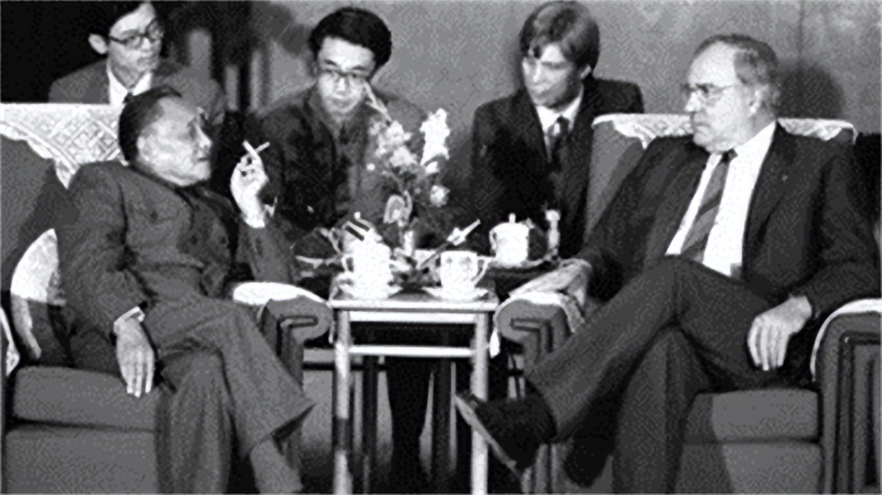 1988年全国人大会议上，有人给*小平邓**递纸条：小平同志请不要吸烟