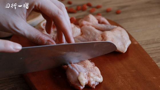 药膳滋补鸽子汤怎么炖最补气血,一鸽胜九鸡教你在家煲药膳鸽子汤