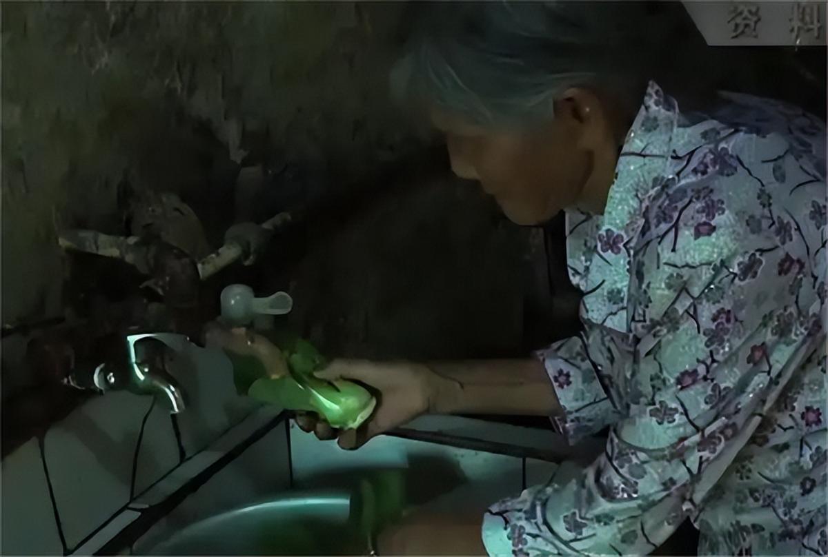 24岁小伙与85岁老人拍婚纱照,小伙子与八旬老太婚纱照