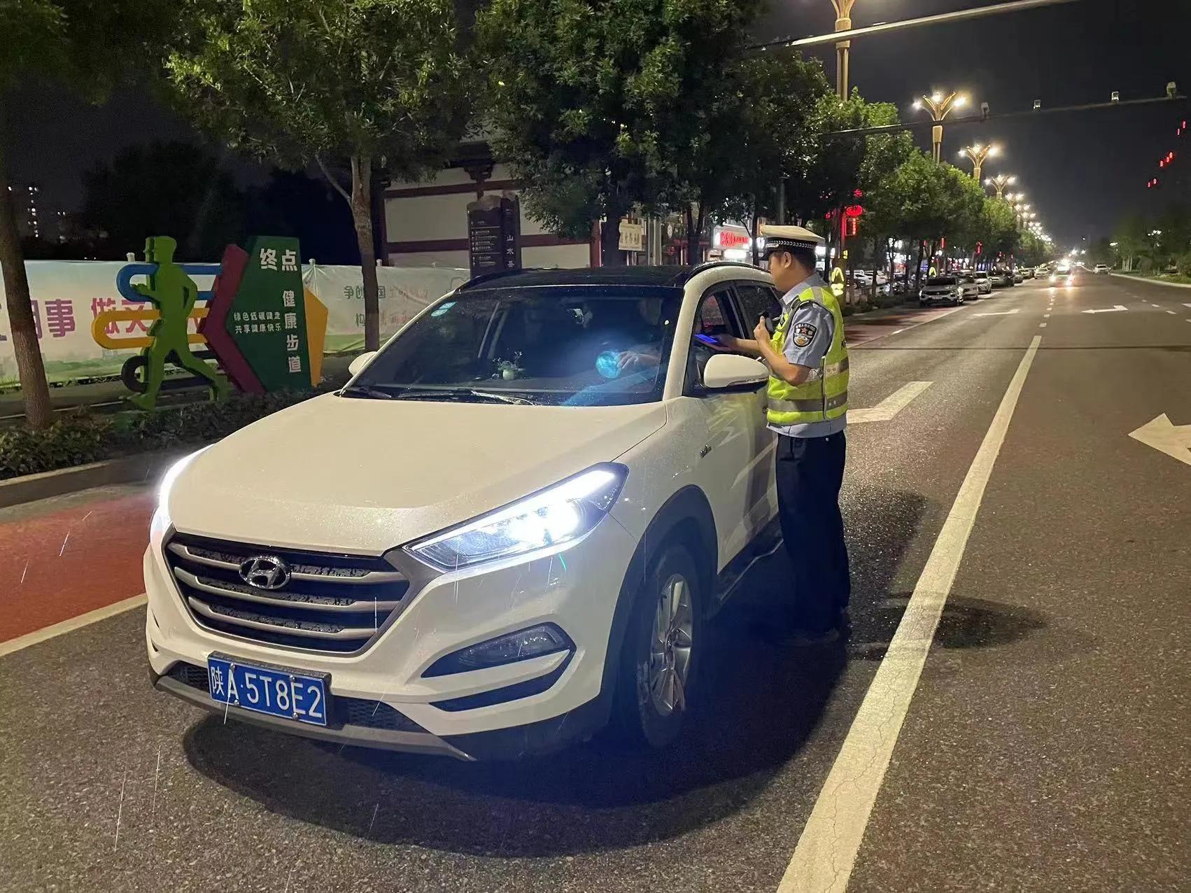 公安局交警大队开展酒驾专项整治,临渭交警周末整治大行动