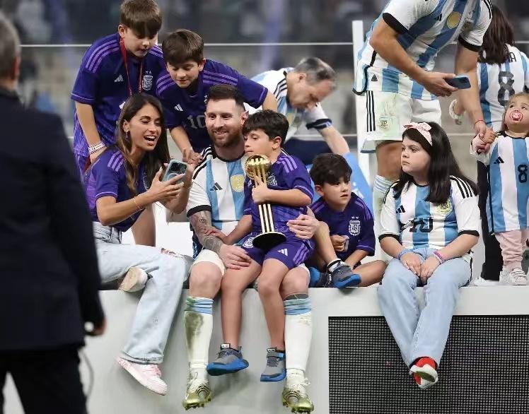 梅西世界杯女球迷,梅西世界杯夺冠和女厨师拥抱