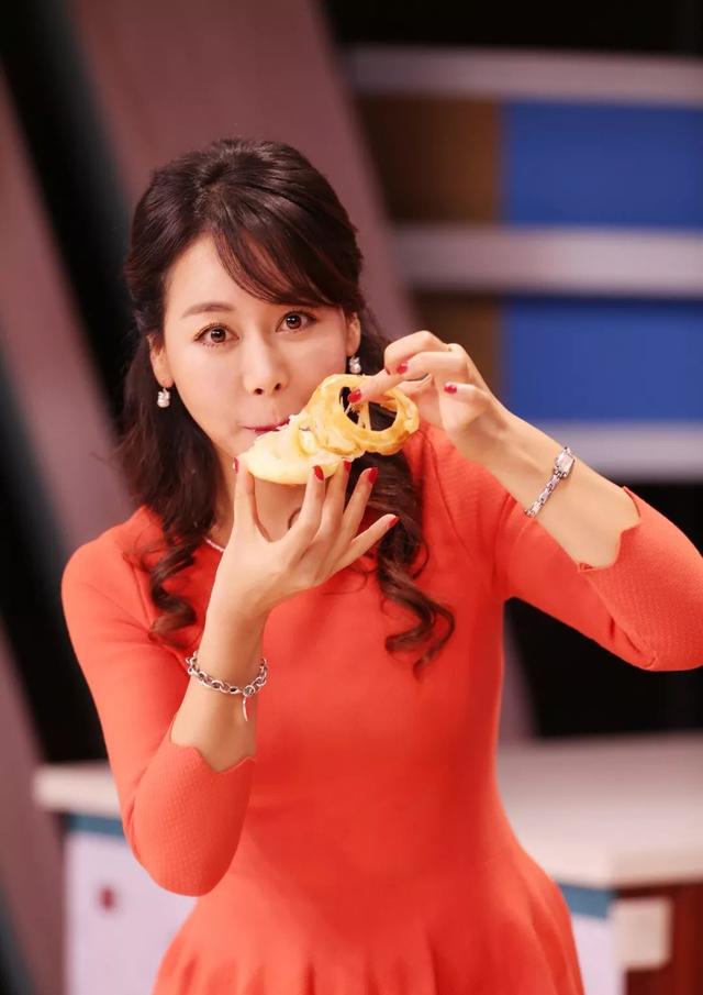 曾是国家一级演员，功成名就移居泰国，50岁单身豪宅奢华