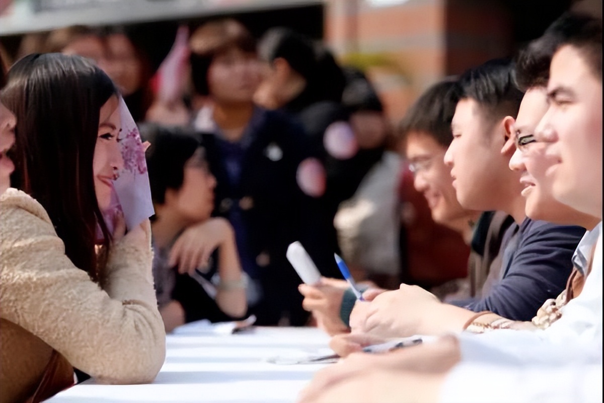 相亲女要工资卡,40岁相亲女一见面要工资卡