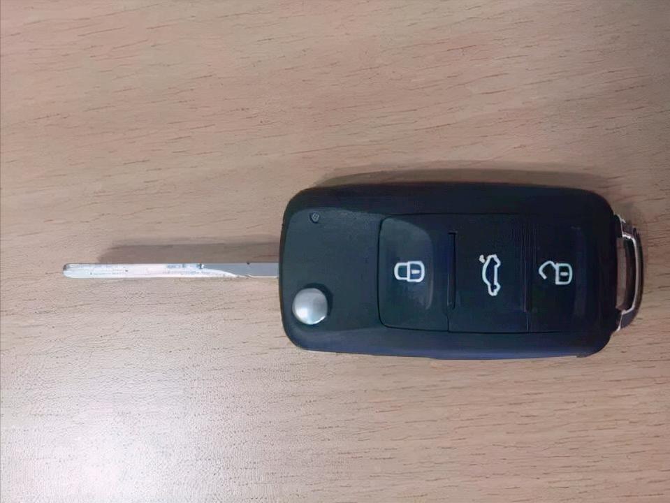 大众车钥匙怎么换电池,车钥匙怎么换电池奔驰