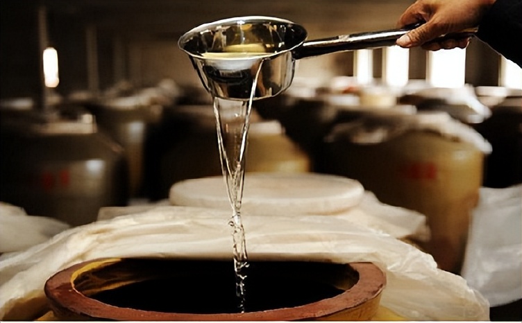 赖茅97香港回归1000毫升酒价格,97香港回归纪念版赖茅市场价