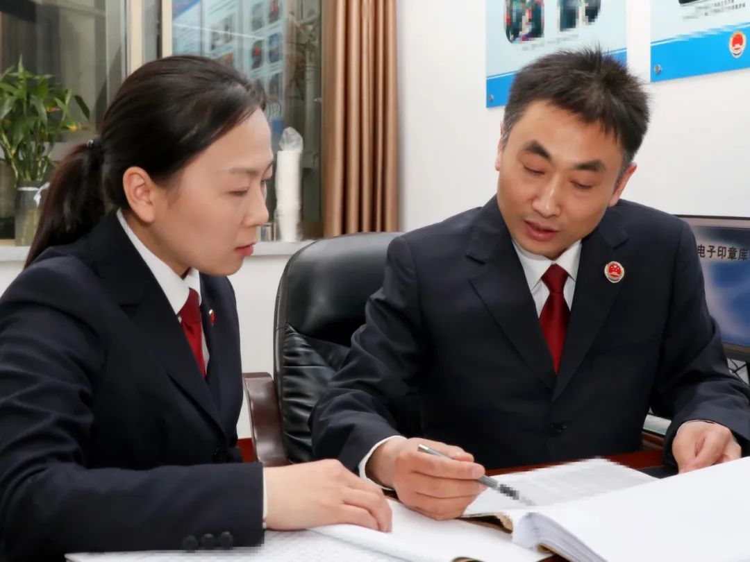 卖盗版中小学教材，她把母亲妹妹都拉下水……｜今晚九点半