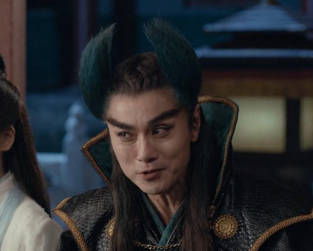 一个斜眼，一个满脸痘痘，这颜值王晶你也吹的下去？