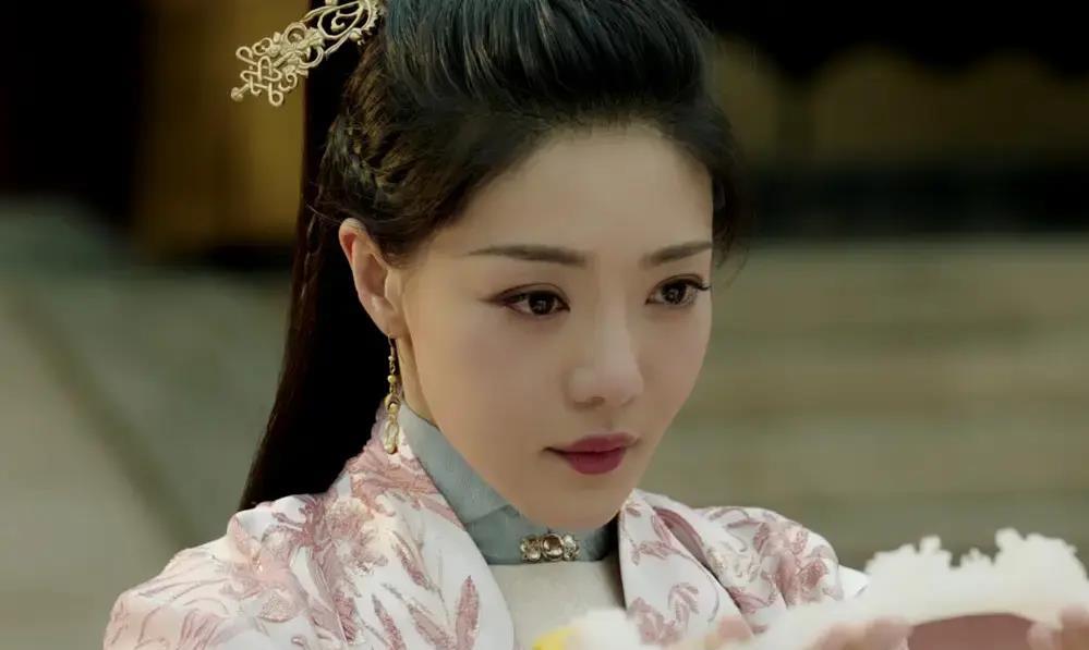 宫女遭遇*暴强**生下太子后,被打入冷宫,去世前对儿子不敢多说一句