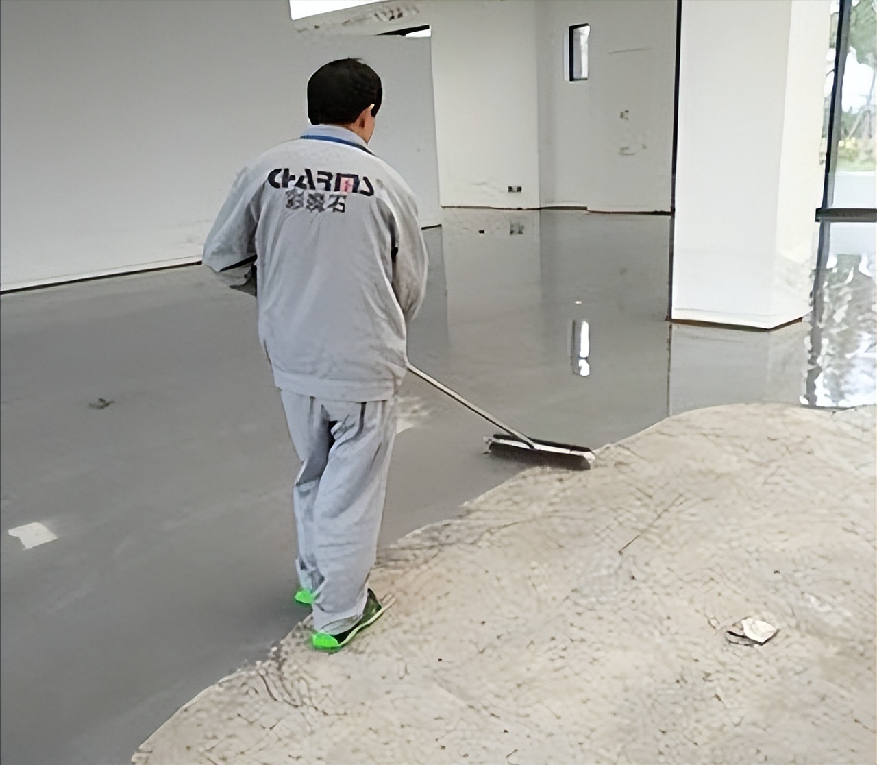 自流平地面和水泥地面哪个便宜,水泥自流平和瓷砖