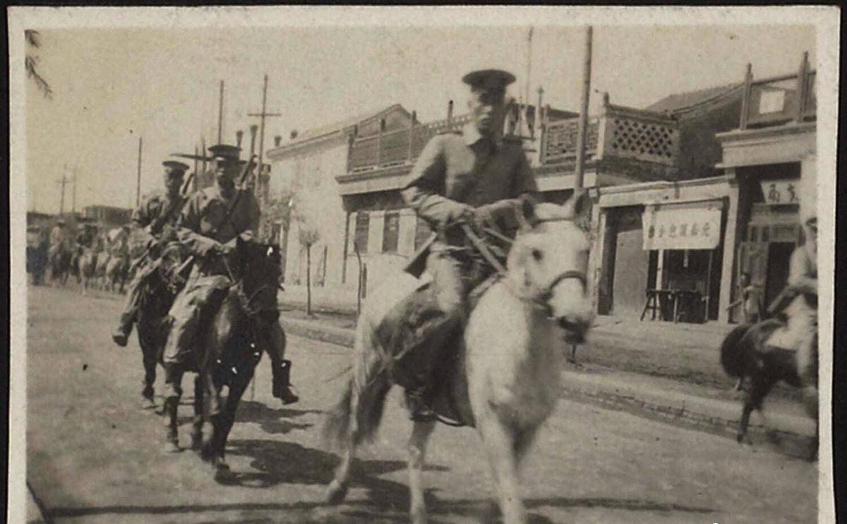 晚清残酷刑罚老照片：骑木驴游街的妇女，被当众千刀万剐的死刑犯