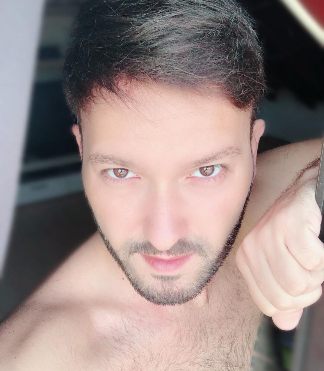 菱形脸适合什么发型？背头换成卷刘海，光头大叔直接逆袭成男神