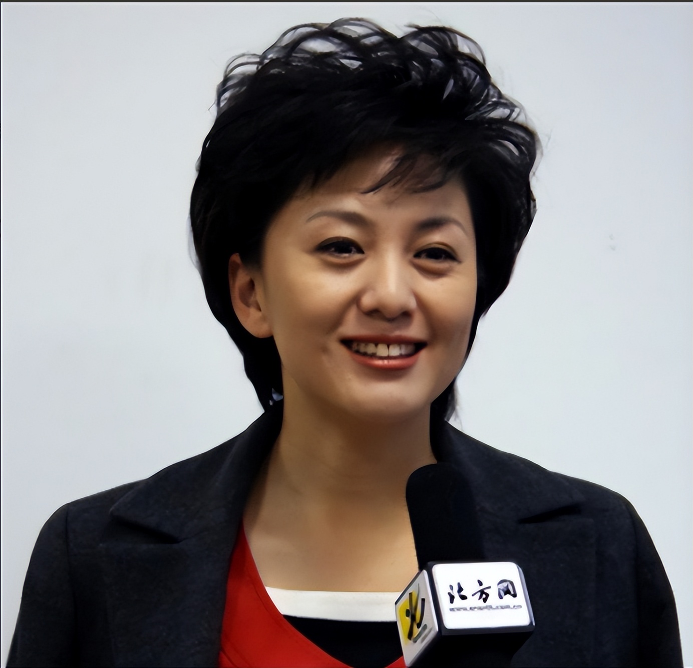 央视主持人海霞经历及婚姻家庭,海霞嫁清华教授恩爱23年视频播放