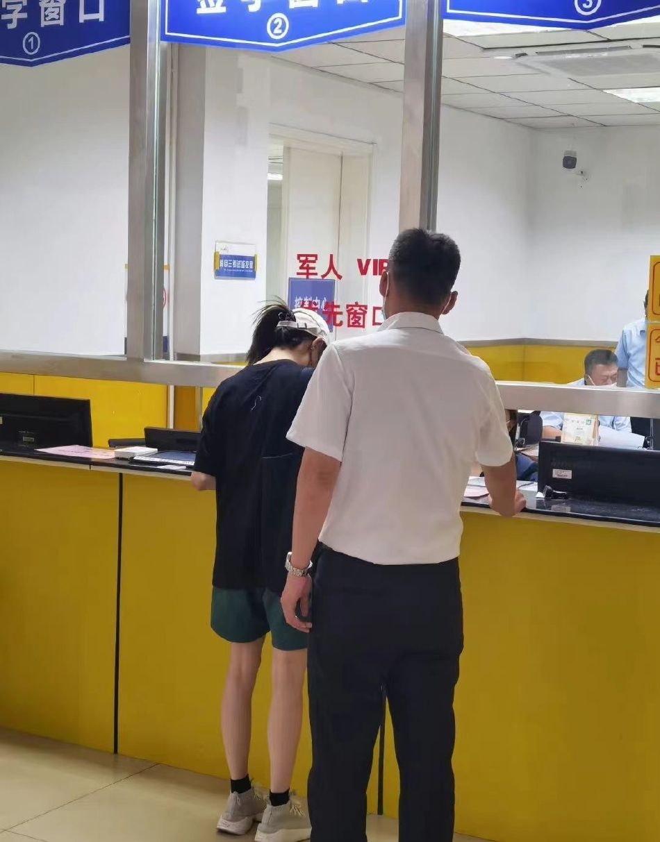 刘浩存黑色短裤红毯,刘浩存黑裙亮相笑容清澈灵气十足