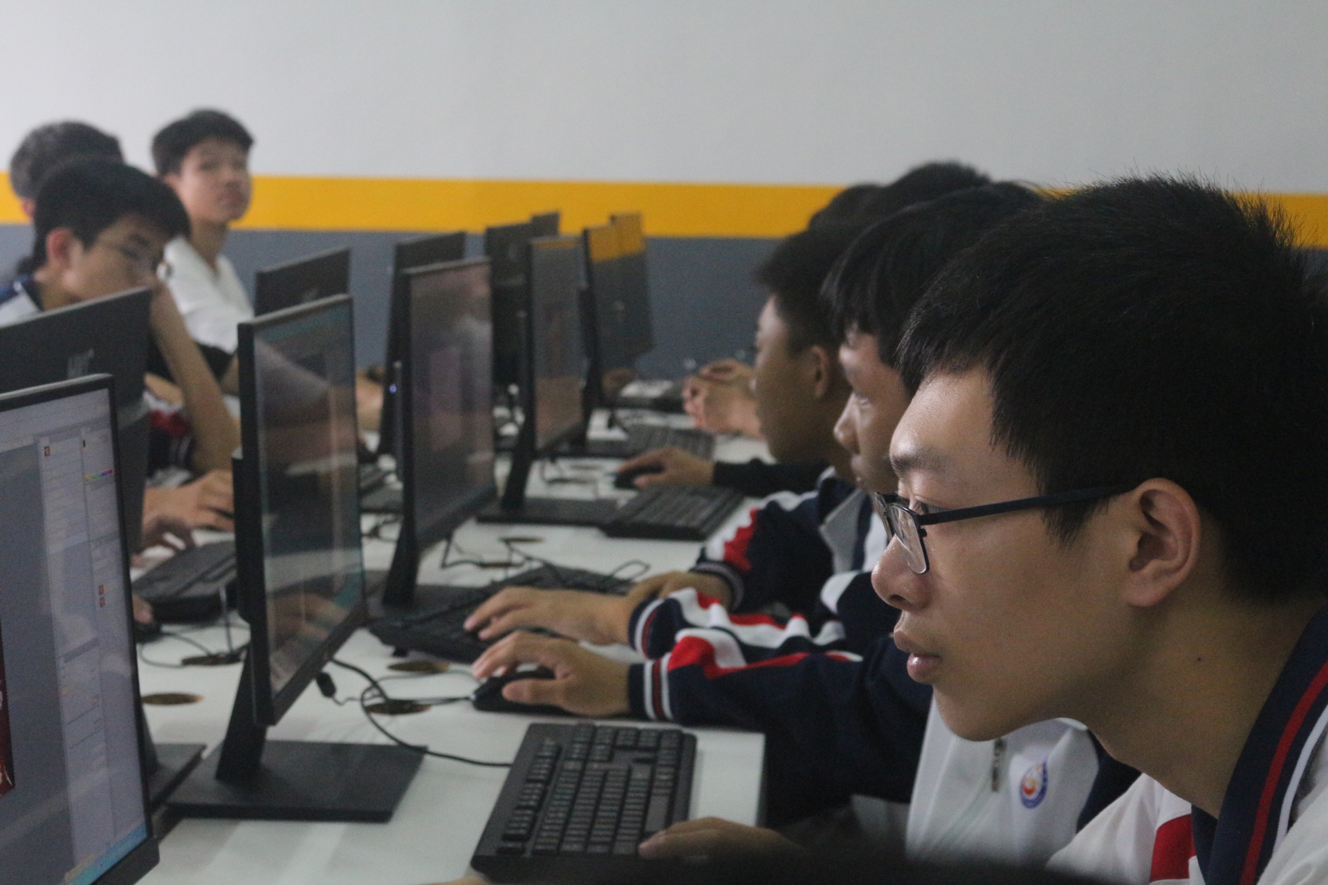 初中毕业男学生学什么专业好就业,男孩初中毕业学什么专业更好就业