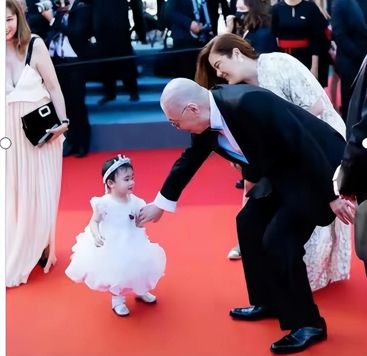 钢琴家刘诗昆：78岁娶女徒弟，81岁升级当爸爸，一家三口其乐融融