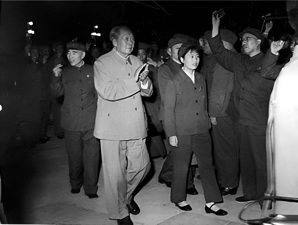 1976年毛主席逝世前,曾交代张玉凤:你要时常到我的坟上看望