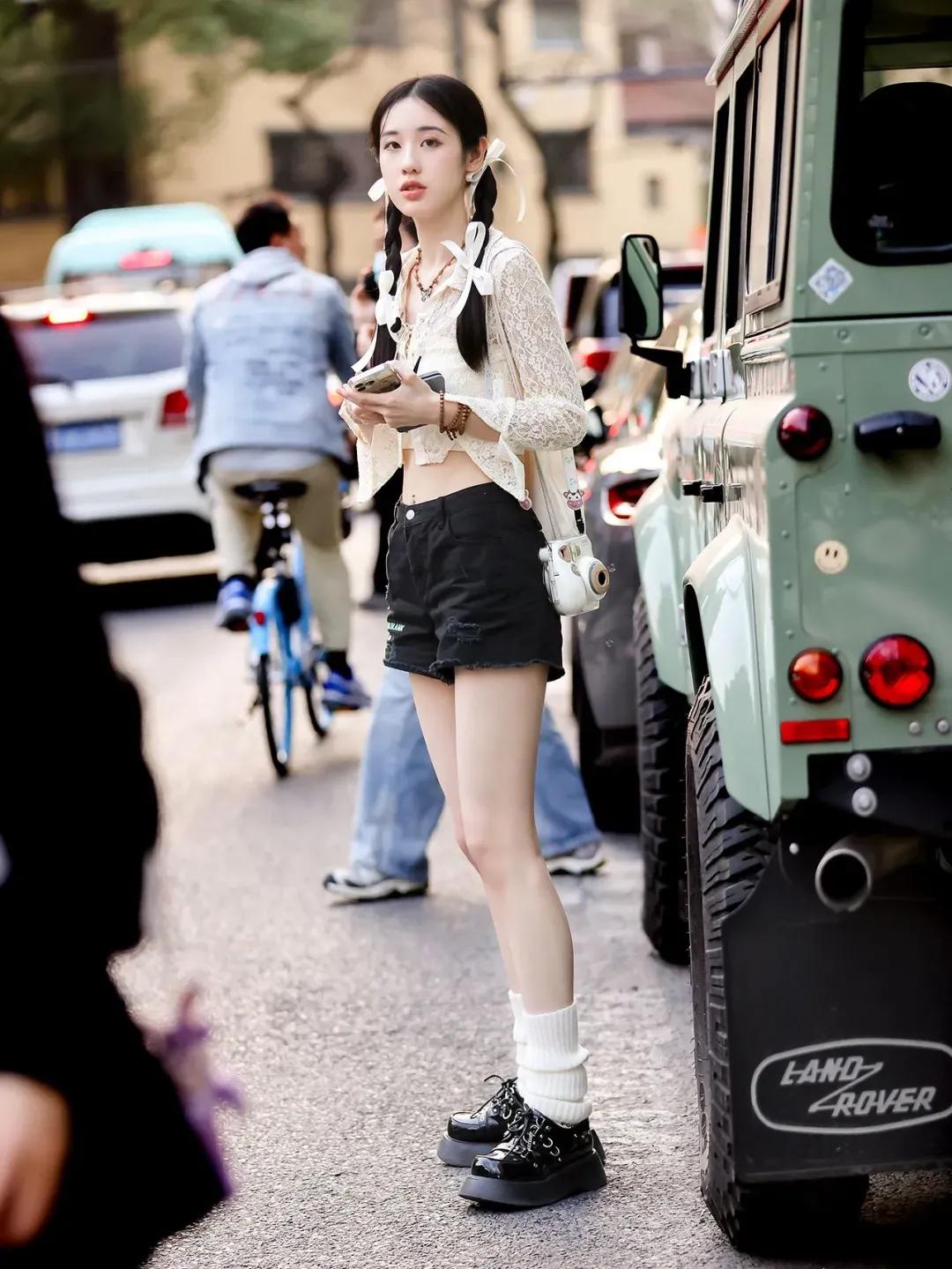 上海街拍美女小姐姐,上海女生街拍穿衣服搭配