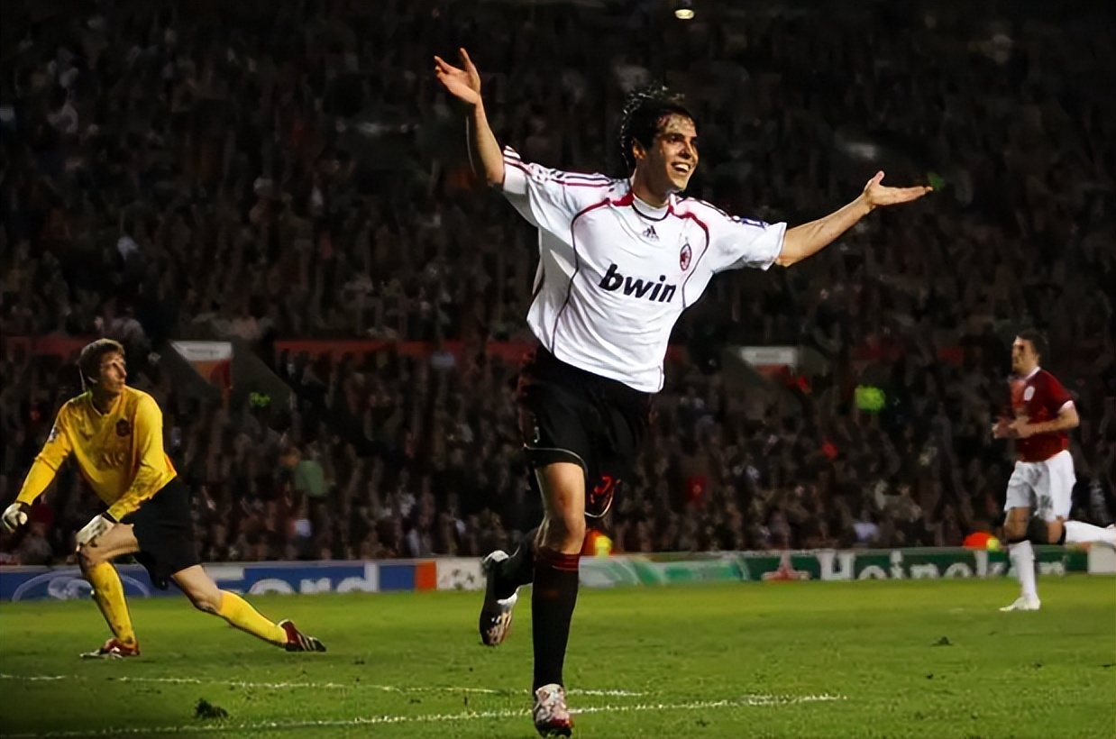 若问“谁家公子世无双”，大概是身披红黑战袍的上帝之子——卡卡