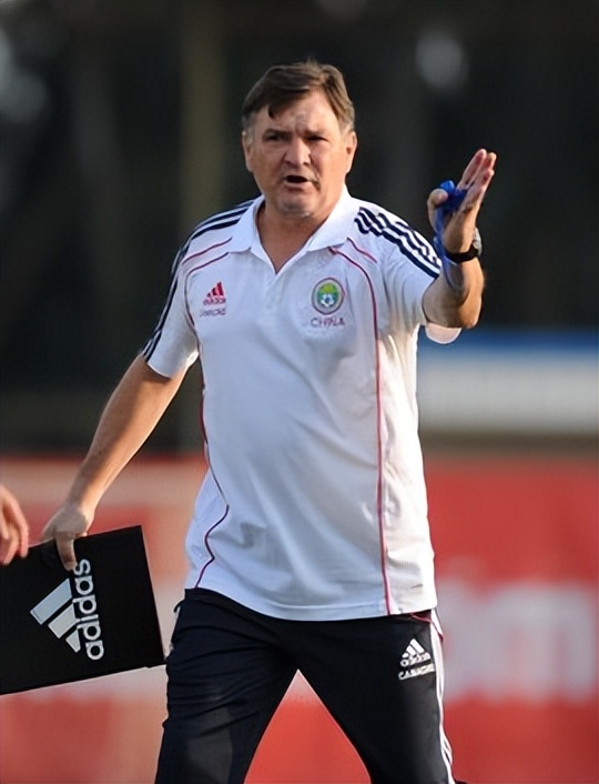 卡马乔执教国足时间,卡马乔里皮为什么不掉米卢