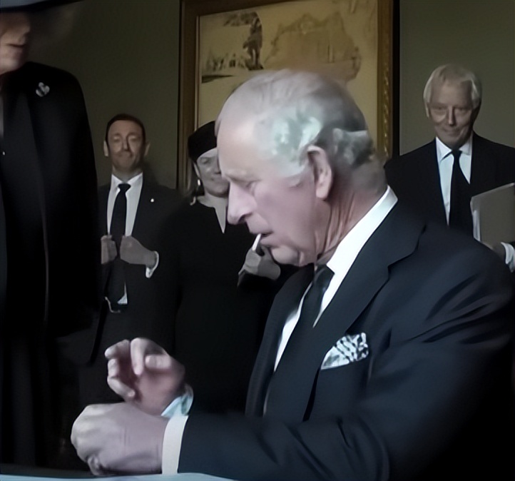 73岁查尔斯刚登基就身体堪忧？手指红肿像香肠，被拍到暴怒视频